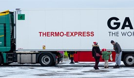 Übergabe einer Tasche an einem Rastplatz