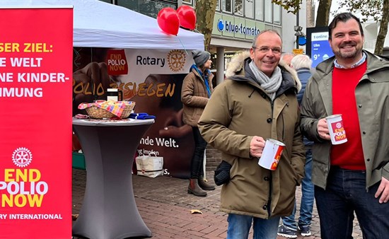 Oliver Völlinger und Bernhard Saeger sammeln Spenden und informieren