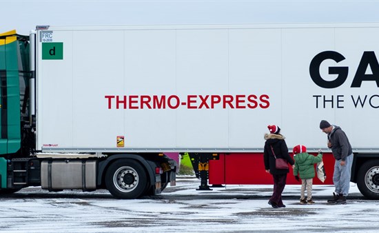 Übergabe einer Tasche an einem Rastplatz